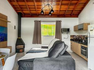 una camera con letto e una cucina con piano cottura di Rancho Ipês do Lago a Socorro