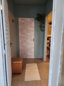 corridoio con porta in una camera con pavimento piastrellato di Studio & suites Patricia Tennis ad Abelardo Luz