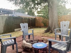 Fotografija u galeriji objekta Maple House w-Private Jacuzzi Near IAH u gradu Hambl