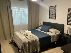 Fotografija u galeriji objekta Maple House w-Private Jacuzzi Near IAH u gradu Hambl +30 fotografija