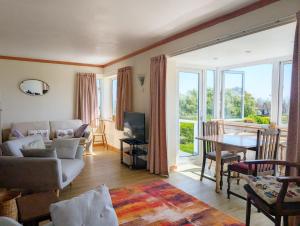 ein Wohnzimmer mit Sofa und Tisch in der Unterkunft The Owl - Felpham in Middleton-on-Sea