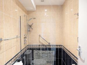 ein Badezimmer mit Dusche und Toilette in der Unterkunft The Owl - Felpham in Middleton-on-Sea + 46 Fotos