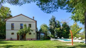 una casa con piscina en un patio en Luce tra i Saggi 8 by Marche Holiday Villas, en Montemaggiore al Metauro