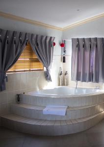 Phòng tắm tại Villa Too Kruger Lodge