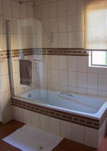 Phòng tắm tại Villa Too Kruger Lodge