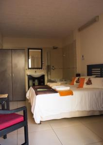 Giường trong phòng chung tại Villa Too Kruger Lodge