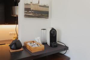 a table with a blender and a box of rocks at La Platjeta in Calonge