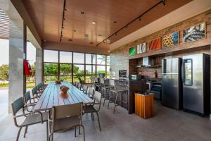 Η κουζίνα ή μικρή κουζίνα στο SA16 Excelente Casa 4 Suítes com Piscina - Sauípe