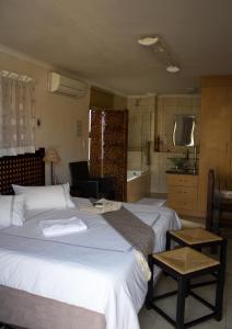 Giường trong phòng chung tại Villa Too Kruger Lodge