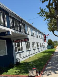 a building with a sign that reads open hrs at Island Motor Inn in Island Park