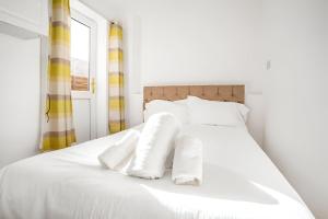 Postel nebo postele na pokoji v ubytování 5-Bed House with Garden Near Warner Bros Studios