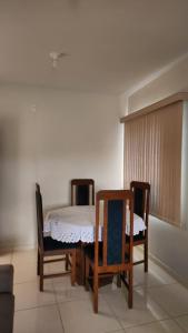ein Esszimmer mit einem Tisch und zwei Stühlen in der Unterkunft Apartamento Tennis Prime in Oliveira
