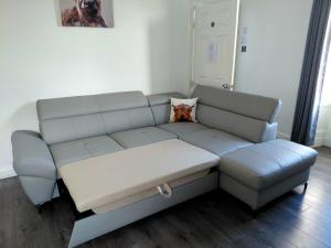 バロックにあるAnchorage Accommodationのリビングルームにソファとオットマン +42枚の写真