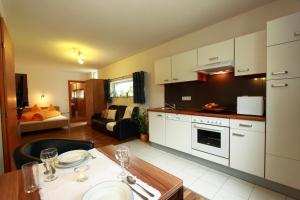 Köök või kööginurk majutusasutuses Apart Arve