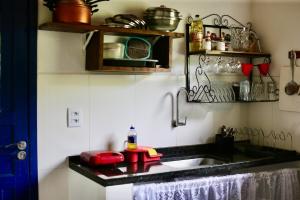 uma cozinha com pia e bancada em Casa Matatiso - casa de 1 quarto na Ilha Grande em Abraão mais 35 fotografias