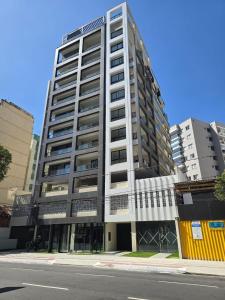 a tall white building on a city street at A7 Vix by Housi – studios e apartamentos modernos em Vitória in Guajuru