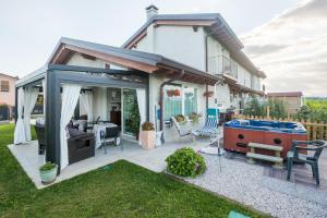 a backyard with a pool and a gazebo at mums b&b con colonnina elettrica in Vicenza