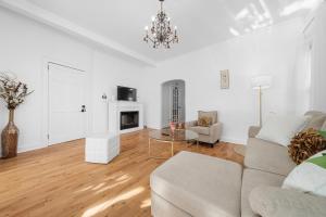 uma sala de estar com um sofá e uma mesa em Quiet Retreat 10 Min to NYC Train & free Parking em Bayonne