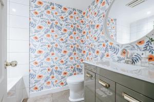 bagno con servizi igienici e specchio di Studio Vintage by Gestion ELITE a Mont-Tremblant