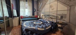 a bedroom with a bed and a couch at Pisa Happy House in Pisa