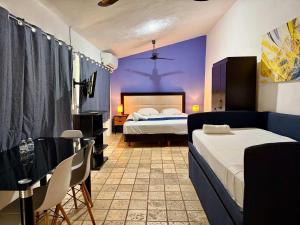 a hotel room with two beds and a bedroom at Escapada Calida para 4 en Zona Campestre Merida in Chuburná de Hidalgo