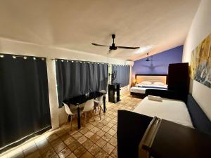 a bedroom with a bed and a desk in a room at Escapada Calida para 4 en Zona Campestre Merida in Chuburná de Hidalgo