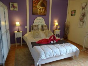 BrandonnetManoir Les Hortensias的卧室配有一张白色大床和床头板