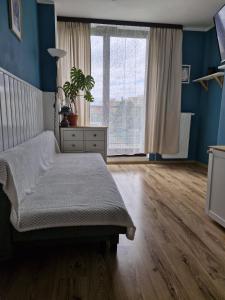 Ένα ή περισσότερα κρεβάτια σε δωμάτιο στο Blisko wszędzie