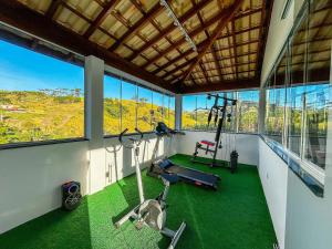 una palestra con tapis roulant e cyclette in un edificio di Rancho Ipês do Lago a Socorro