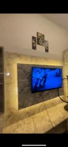 een flatscreen-tv die bovenop een muur staat bij Love passion in Greater Noida