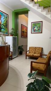 Alojamiento El Cardenal في إكيتوس: غرفة معيشة مع أريكة وثلاجة