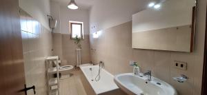 un baño con lavabo e inodoro en Luminoso appartamento nel cuore del Salento, en Campi Salentina 3 fotos más