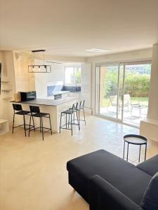 uma cozinha e sala de estar com mesa e cadeiras em Le Cocon de Vence - Piscine Free Parking em Vence