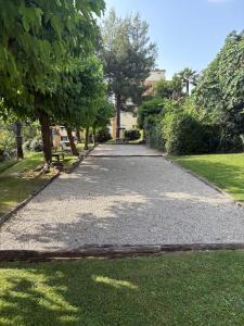 um caminho num parque com árvores e relva em Le Cocon de Vence - Piscine Free Parking em Vence