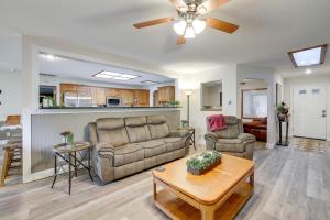 GroveにあるPrivate Boat Dock Family-Friendly Grove Getawayのソファとテーブルのあるリビングルーム