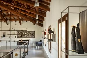 Mores亚纳斯乡村度假酒店的带玻璃展示柜的客厅