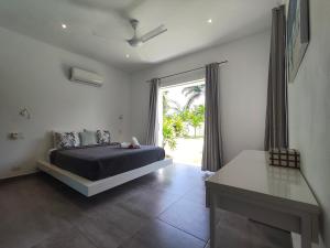 Ένα ή περισσότερα κρεβάτια σε δωμάτιο στο Villas Riviera +34 φωτογραφίες