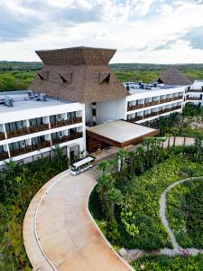 an overhead view of a building with a bus parked outside at Hotel Mundo Maya Nuevo Uxmal in Santa Elena