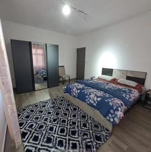 een slaapkamer met een bed en een tapijt bij Charming Villa with Pool in Souillac in Souillac