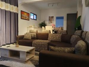 een woonkamer met een bank en een salontafel bij Charming Villa with Pool in Souillac in Souillac