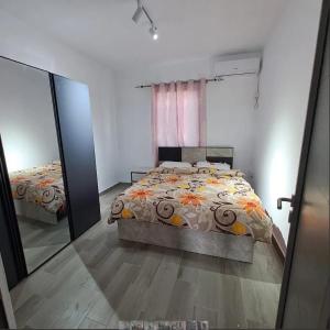 een slaapkamer met een bed en een spiegel bij Charming Villa with Pool in Souillac in Souillac +50 foto's