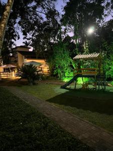 Κήπος έξω από το Apto com piscina aquecida em Riviera - Não aceita pet