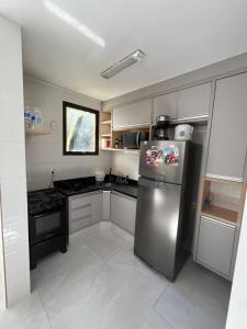 Η κουζίνα ή μικρή κουζίνα στο Apto com piscina aquecida em Riviera - Não aceita pet