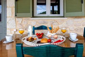 a table with a tray of food and drinks on it at Melodia in Fternón