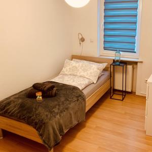 a small bed in a room with a window at Mainglück in Seligenstadt