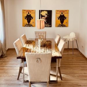 a dining room with a wooden table and chairs at Mainglück in Seligenstadt