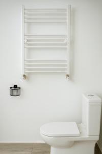 Un baño con un inodoro blanco en una habitación. en HOTEL RANCHO UPLISTSIKHE სასტუმრო რანჩო უიფლისციხე, en Uplistsikhe