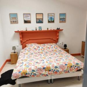 Sainte-GemmeにあるGite de la Barrièreの寝室にある木製のヘッドボード付きのベッド +21枚の写真