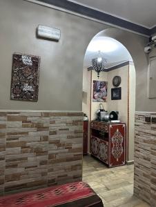 Una habitación con una pared de piedra con un espejo y un mostrador. en Hotel Maram, en Tánger