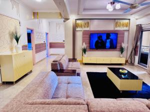 TV a/nebo společenská místnost v ubytování Brand New Luxurious Dreamview Beach Front Apartment